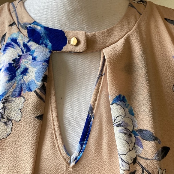 NWT Floral Keyhole Sleeveless Swing Blouse - Picture 4 of 8